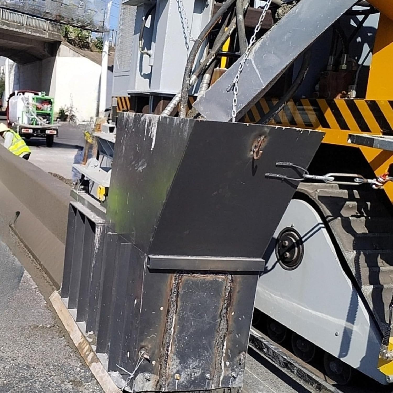 Step-by-step guide for concrete curb slipform paver,buy concrete curb slipform paver,concrete curb slipform paver pros cons,slipform paving machine for curbs,best curb and gutter slipform machine,should I buy a slipform paver - complete tutorial